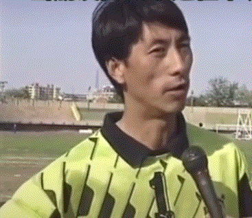 最近一段中国足球的老视频火了，那是当年天津三星门将施连志飞踹高峰之后的一段采访，