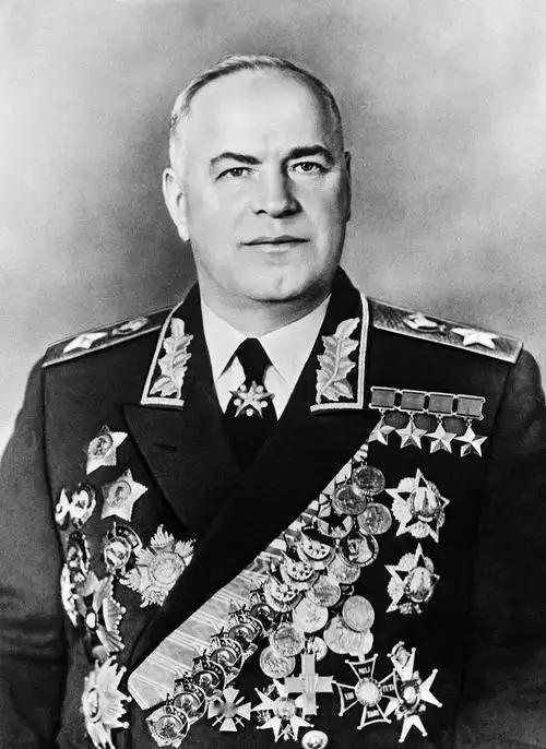 1946年，斯大林把朱可夫贬去当敖德萨军区司令员，从最高副统帅到一个二级军区司令