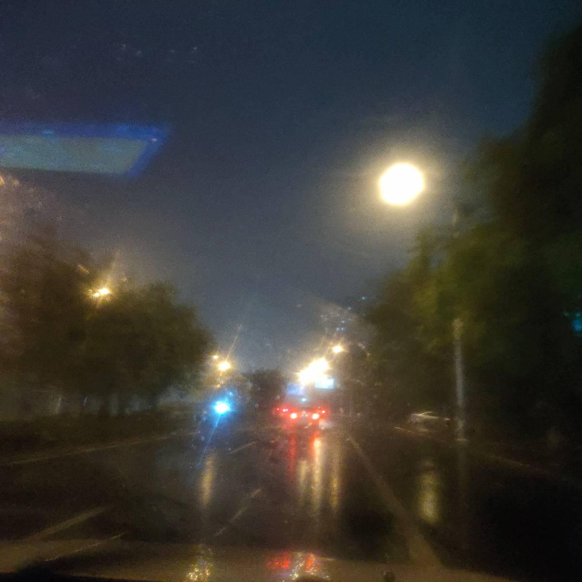 昨天武清杨村，水淹了半个车轱辘。雨下了一天半，还越下越猛。
你要是按常理想，现在