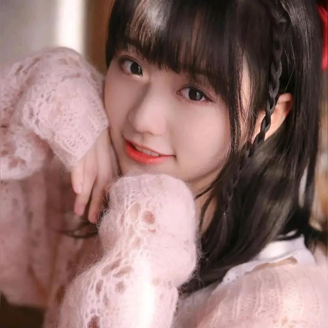 甜美少女，粉色蕾丝，微笑可爱！