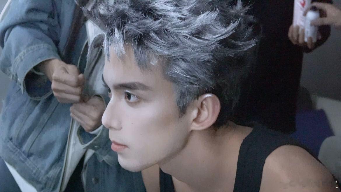 吴磊演我第一次戴美瞳  天杀的一看就知道是我老公吴磊 