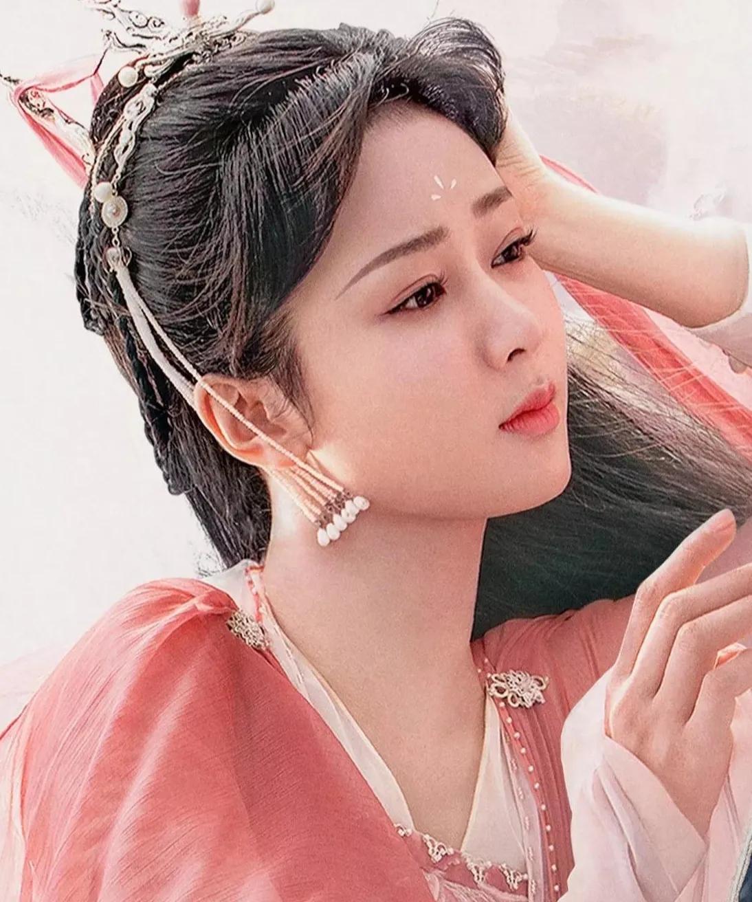 杨紫，谭松韵是我现在最喜欢的女演员。

首先喜欢她们两个肉肉的脸蛋，一脸的福相。