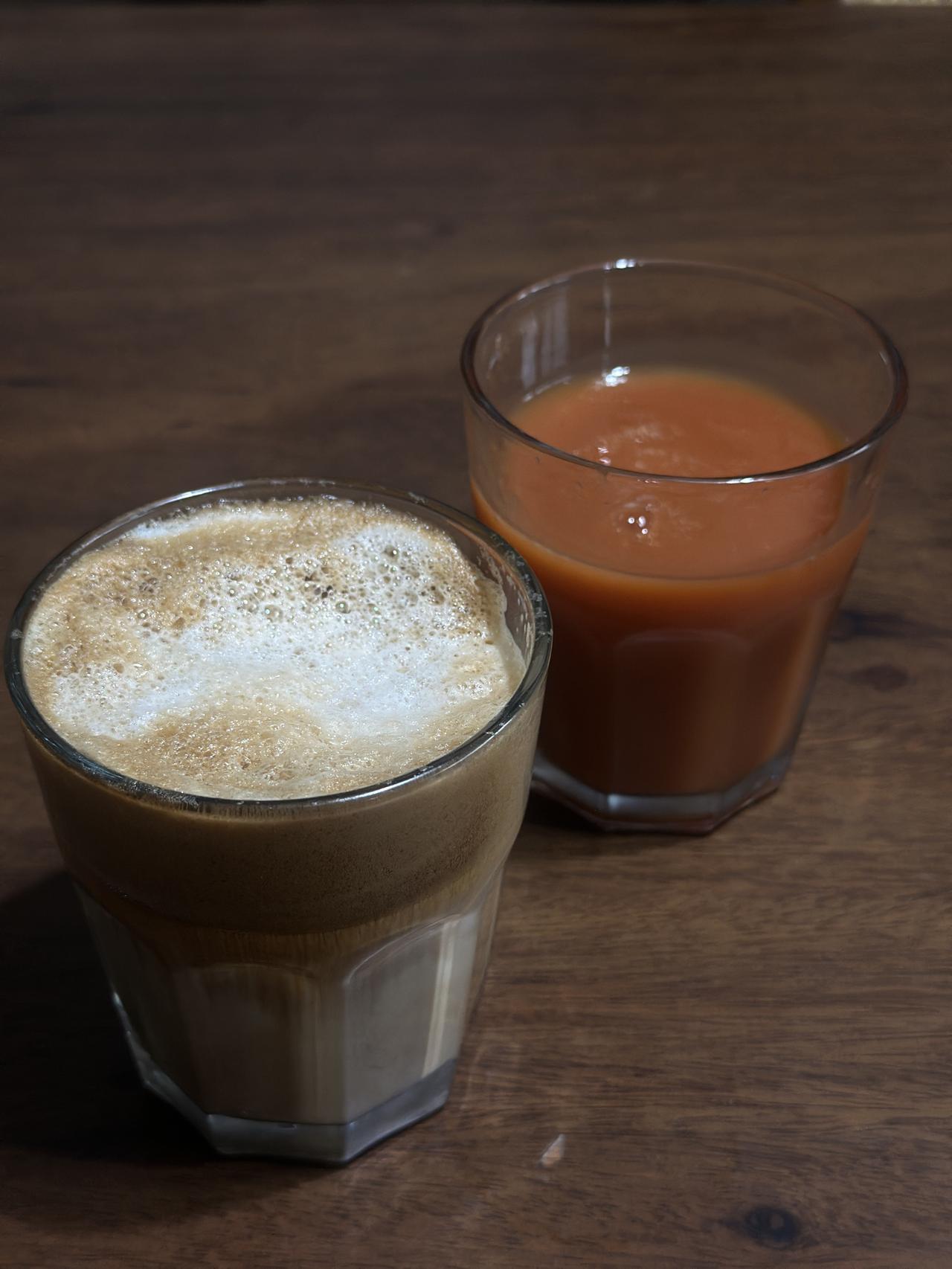 这是我的早餐

一杯无糖巨哭的拿铁

一杯番茄汁

我爸肯定会说，没有营养呀，但