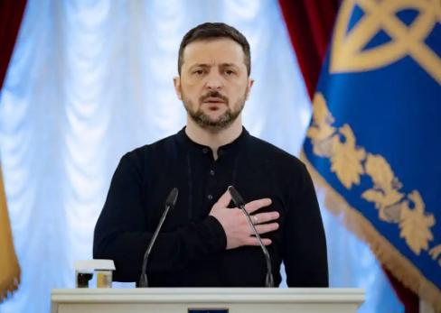 世界上没有任何人有资格去嘲讽泽连斯基。乌克兰与俄罗斯相差数十倍，但他依然带着乌克