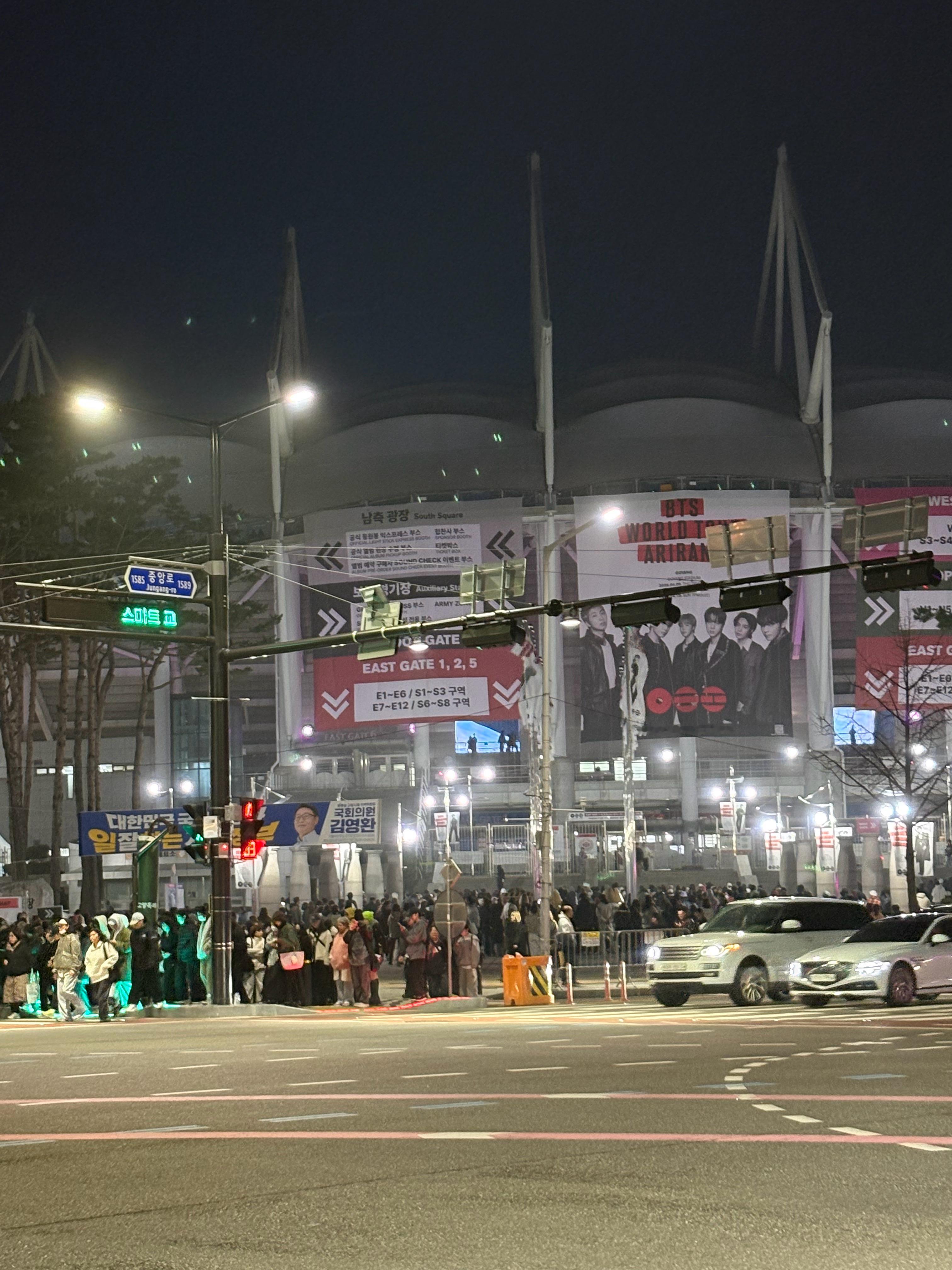 BTS高阳演唱会场外比首日聚集了更多的阿米 