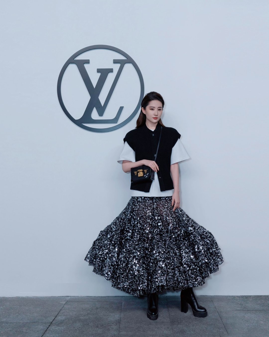 近期品牌活动※12.03 法国·LV广告拍摄※12.07 阿联酋·阿布扎比F1观