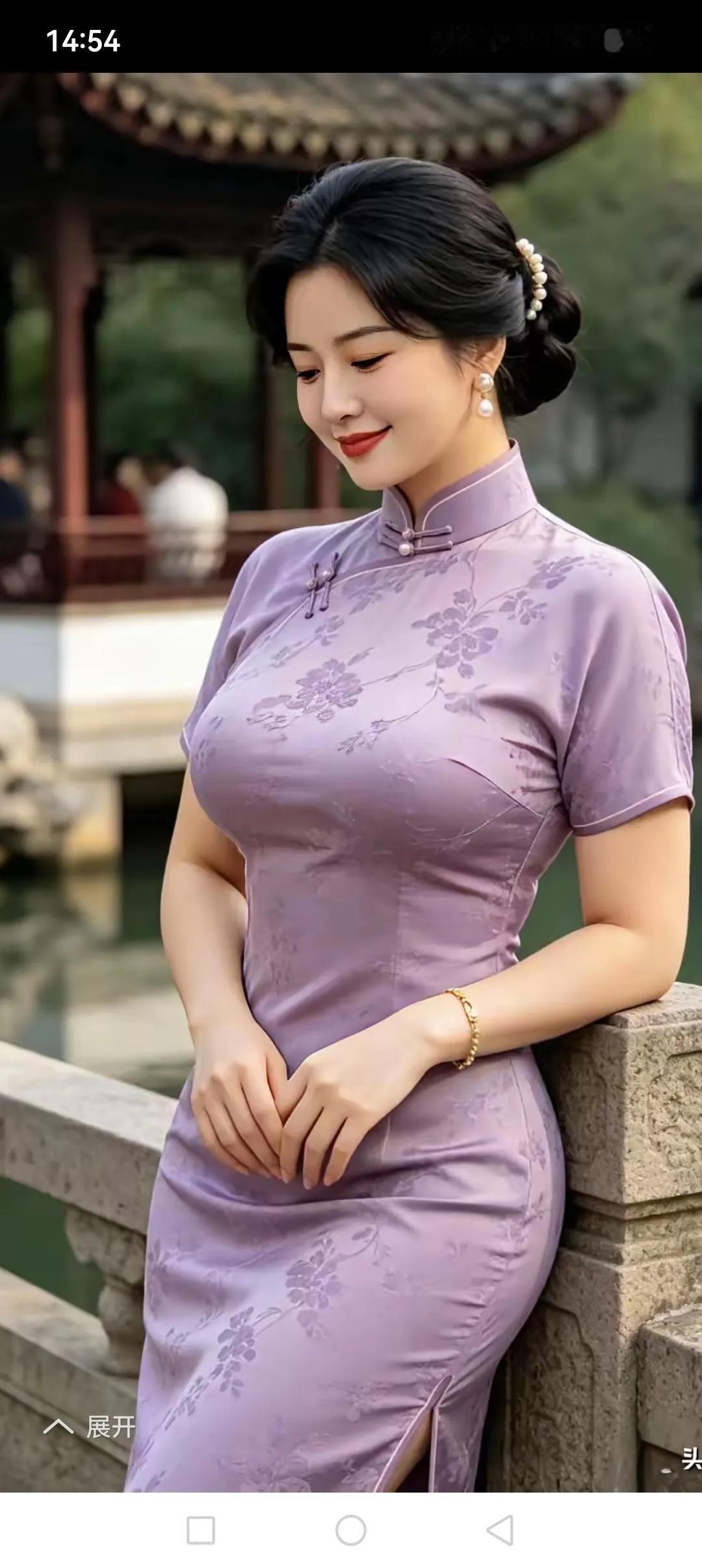 旗袍给予女性的美是独一无二的，衬托出女性凹凸有致的身才曲线美。