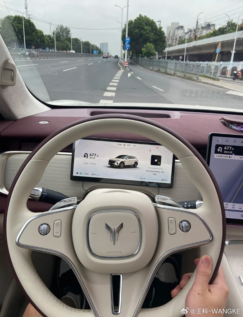 岚图知音，宁德时代的5c电池，800v平台，华为的智驾ADS 4.0，静谧性好，