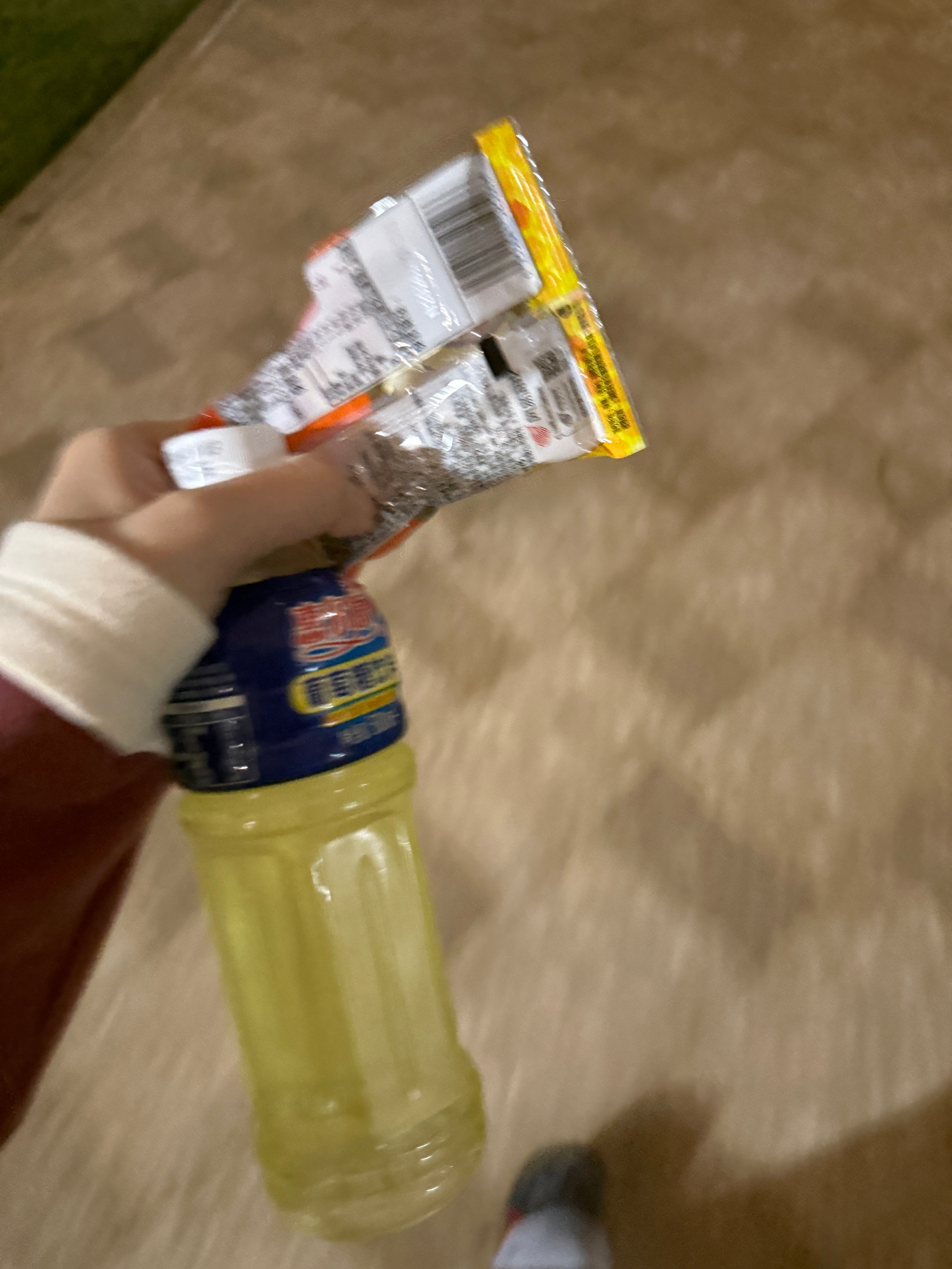 昨天网友说先学滑板车再学自行车看看我的下场现在在下雨，大素前面滑，小素后面追，我