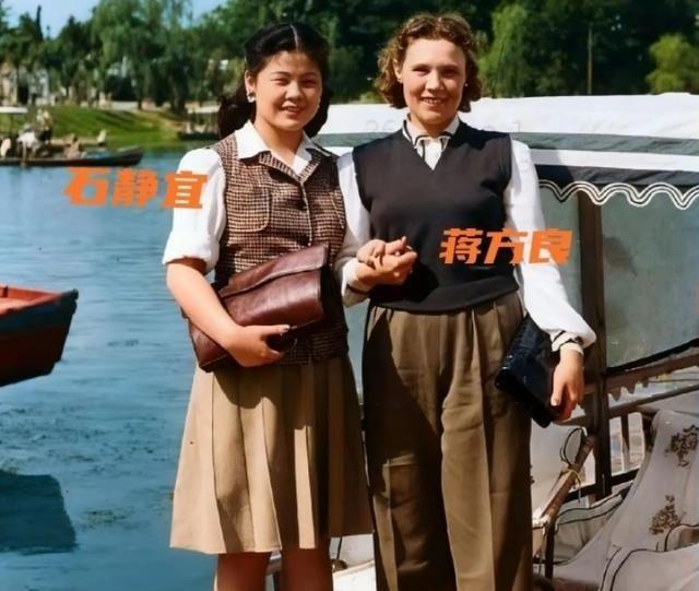 1947年，蒋经国的妻子蒋方良与蒋纬国的妻子石静宜的合影引起了许多人对蒋家女性背