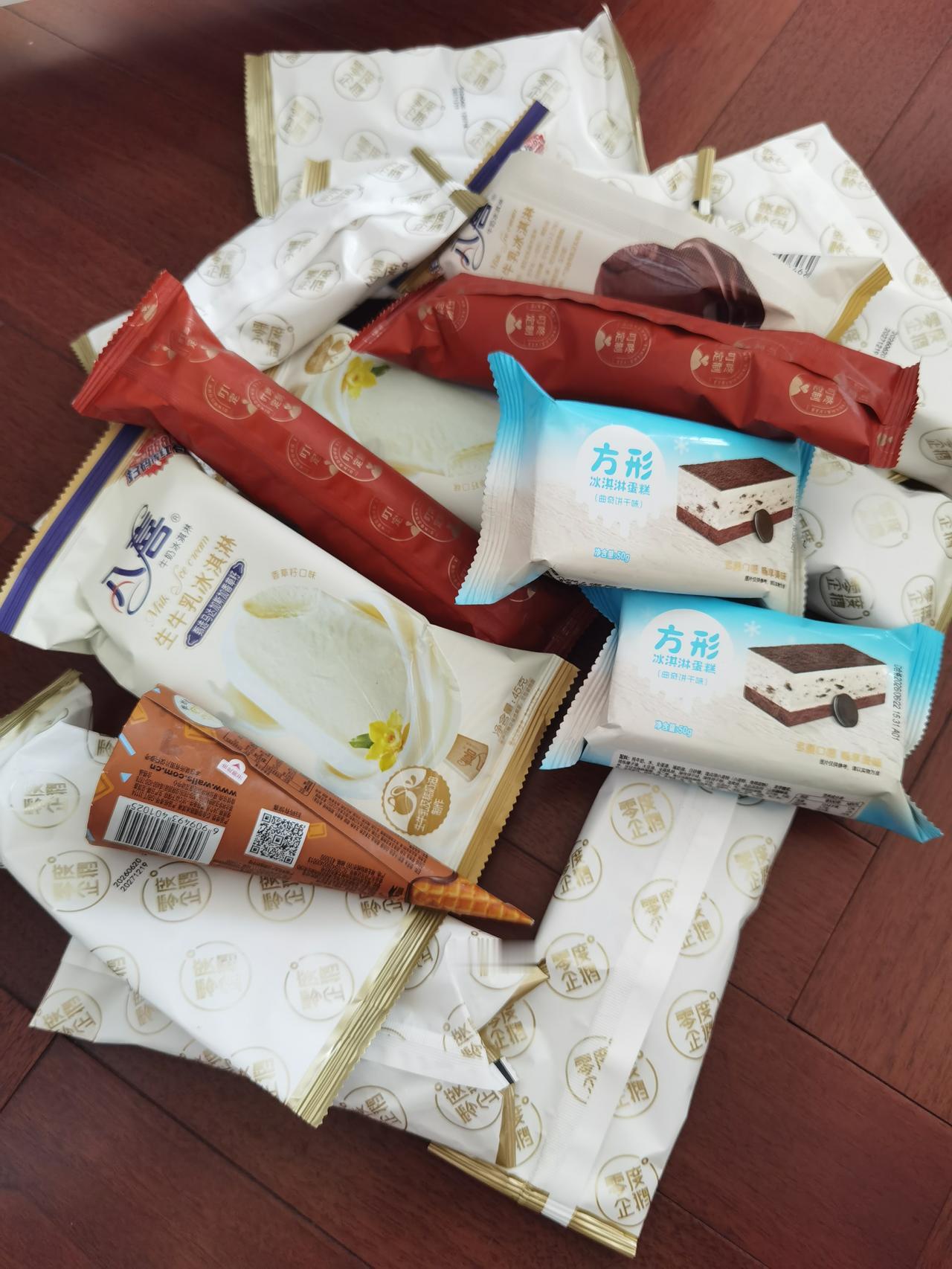 上海又是一个高温天。

从健身房出来，一路上太阳晒得皮肤发烫，步子比平时快了些。
