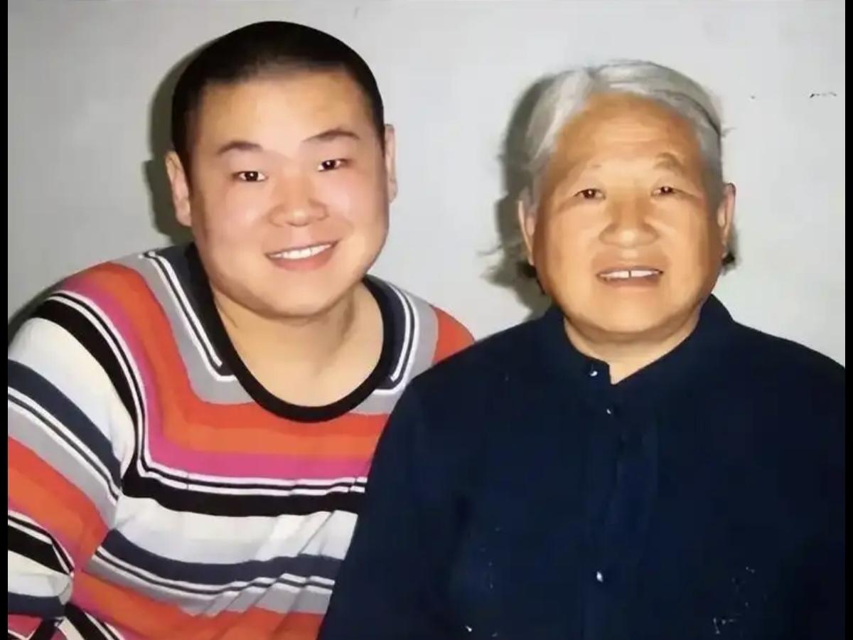 舞台逗笑千万人，深夜独自怕离别！岳云鹏的温柔软肋，看哭无数成年人
 
台上的岳云
