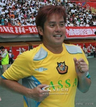 谭咏麟作为一名影视歌的三栖巨星，那么他踢足球这件事他的水平又是怎么样的呢？

我