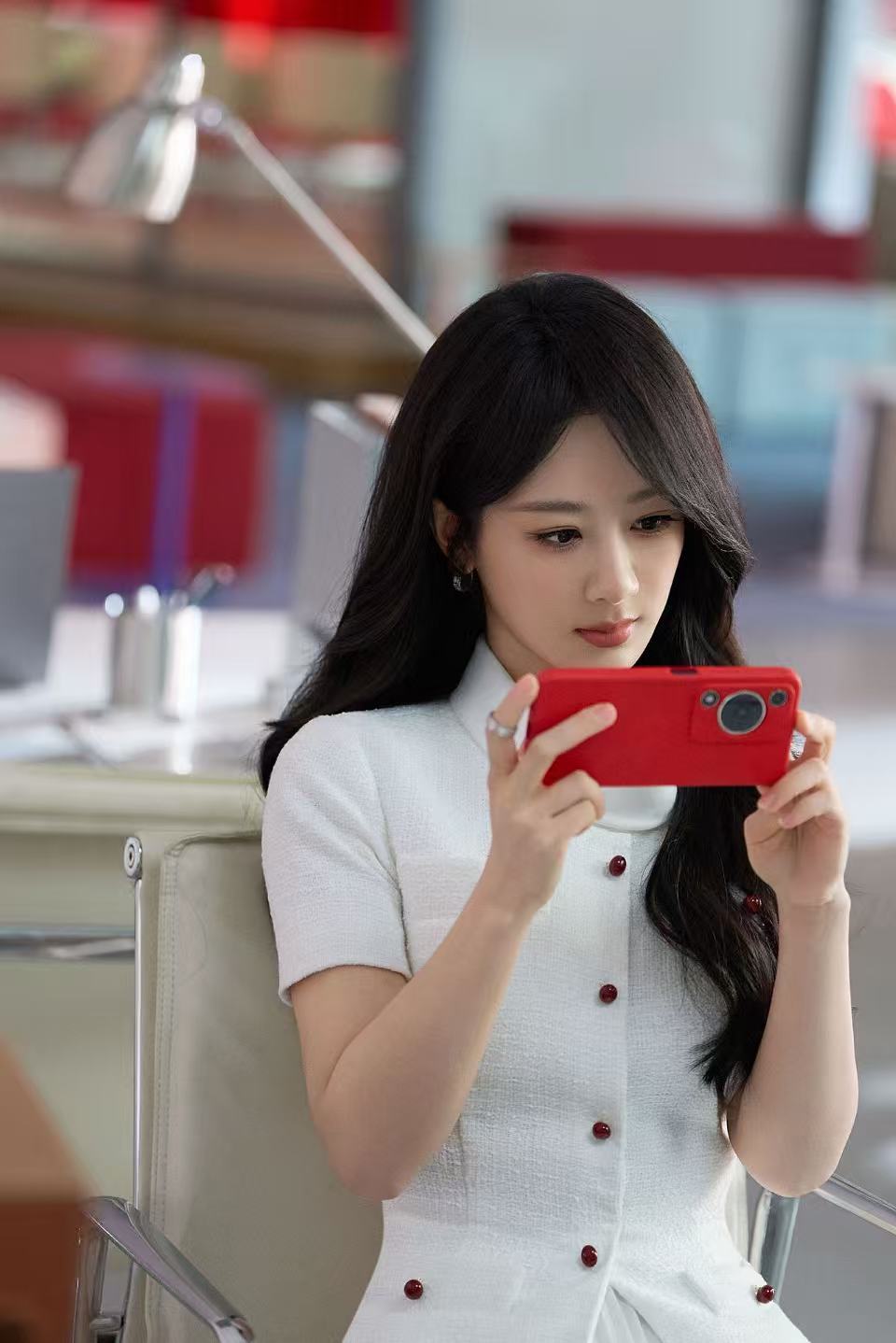 杨紫沉醉在春风里杨紫春日花絮图杨紫春日花絮图，沉醉在春风里，好看 