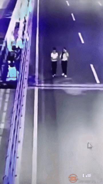 这两个女人是怎么回事？大深夜傻 乎乎的在大马路上行走，有车来也不知道避开，其中一