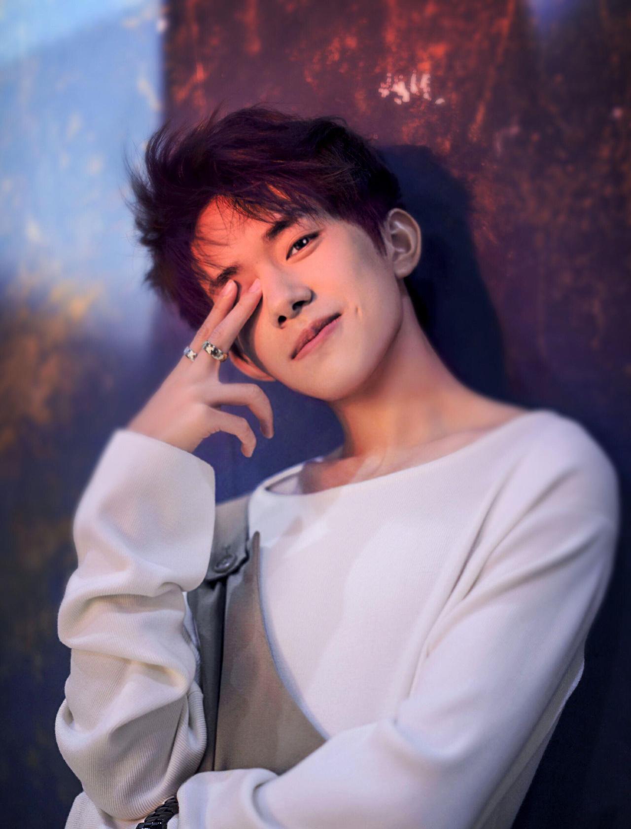 内娱00后的明星
[熊猫]易烊千玺 - 2000年
[熊猫]王源 - 2000年