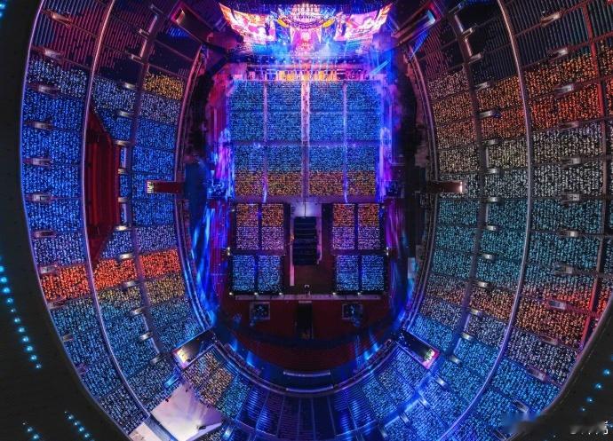 许嵩演唱会哭了广州演唱会这一帧值得收藏，许嵩哽咽，万人歌声此起彼伏 ​​​