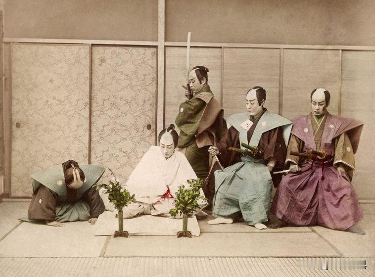 日本人为何那么喜欢切腹，难道他们不怕疼吗？

鲜血喷涌，染红了洁白的裹腹布，也染
