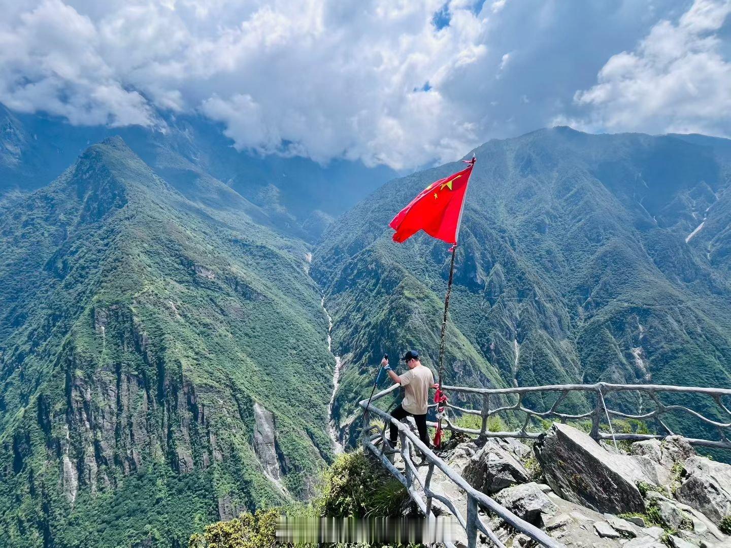 云南旅行徒步虎跳峡，打卡世界级峡谷风光！ ​​​