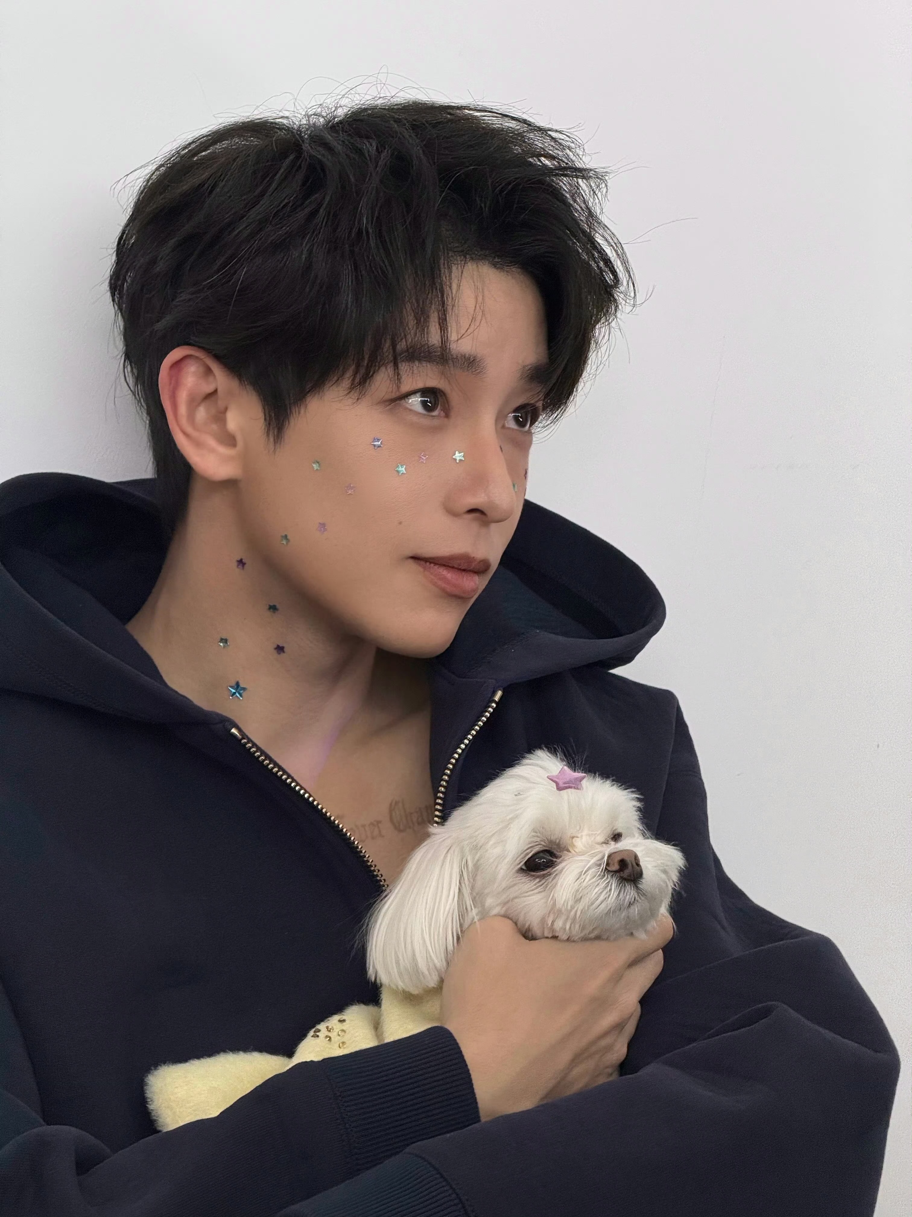 彭昱畅星星贴纸妆 这颜值反差感拉满～星星贴纸妆氛围感绝了，冷脸萌感太戳我了！ 