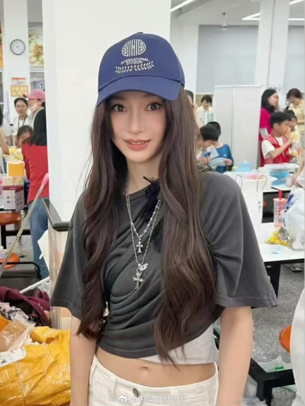 Angelababy现身小海绵学校义卖会，前两年也去了，状态真好哇Angelab