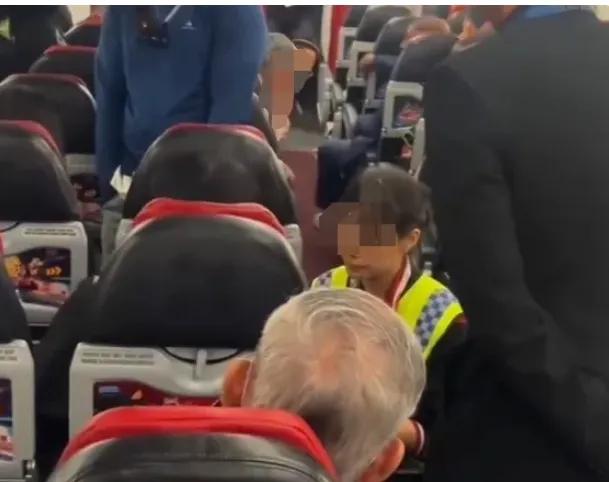 真把飞机当自家客厅了？重庆飞吉隆坡的航班上，一名女子当众发飙，对着空乘大喊不会中