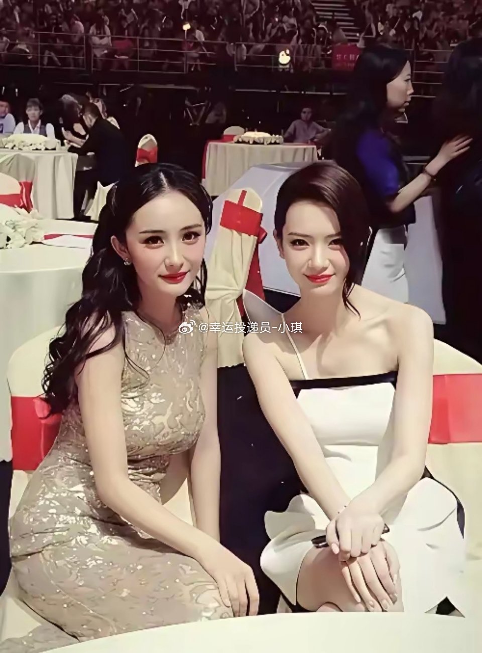 杨幂和女明星合影唯一输掉的一次，她旁边这位确实要比她白很多！杨幂