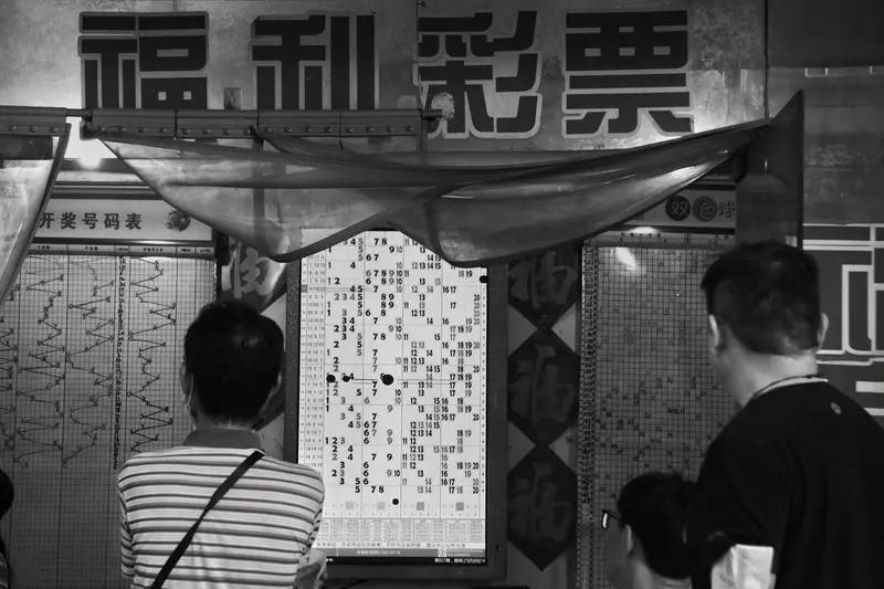 要是我买彩票中了5亿，那可真是人生大反转！
首先，肯定得把税交了，毕竟合法纳税是