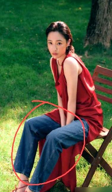 走红毯穿高开叉礼服里面套牛仔裤，这事真发生了。

2026年8月10号北京百花奖