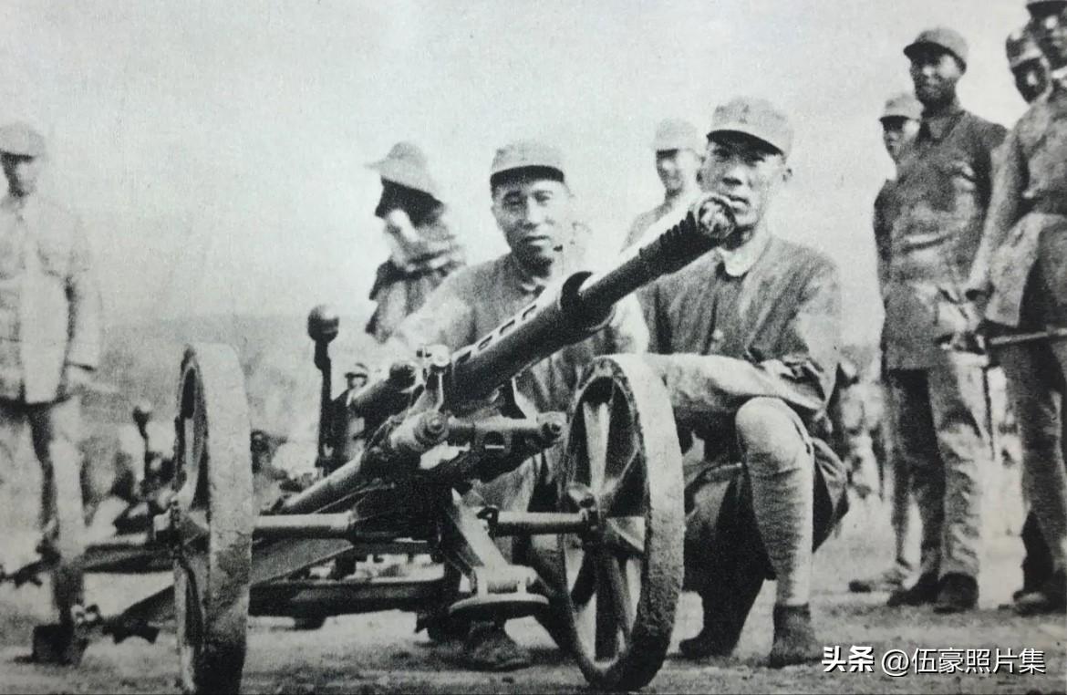 1938年八路军120师炮兵在岚县邓草沟练兵，蹲者右为120师参谋长周士第，左为