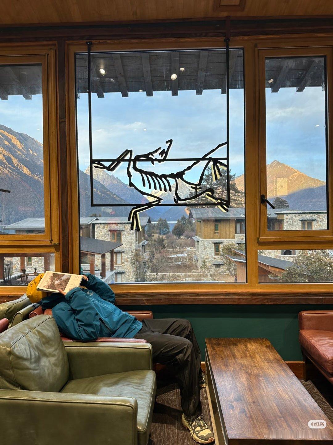 巴松措松赞里的始祖鸟，应该是高原上的最美鸟店了，原本传递的是藏族文化和户外基因，