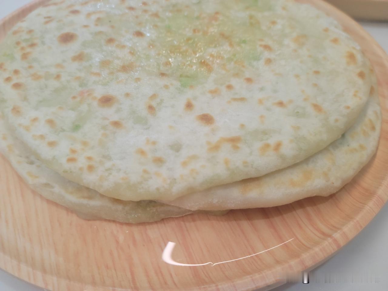 今天下午，我和儿子坐沙发上聊天，聊天中间看他在聊天窗口会信息，页面却和我恩不一样