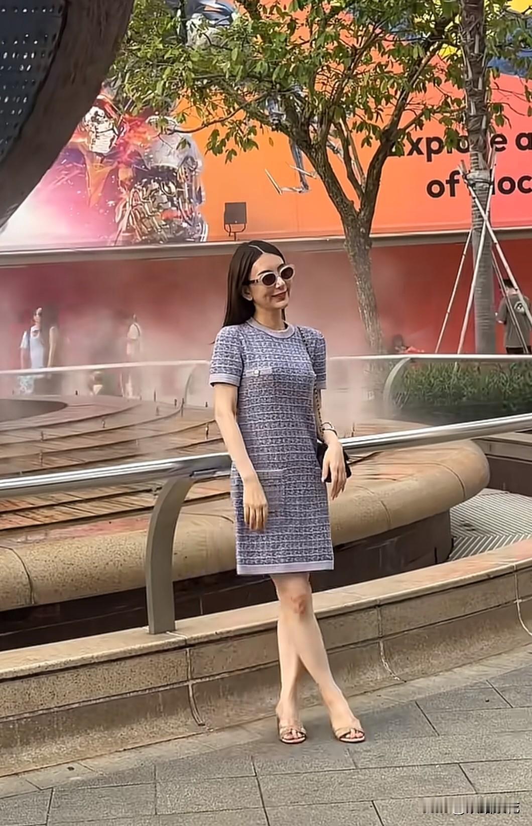 近日，有网友在新加坡环球影城偶遇方媛，现场并未看到郭富城和女儿们，只有她和一位女