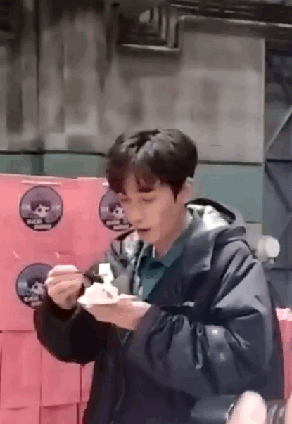 吃一块小蛋糕🧁甜甜的好幸福[哇]朱一龙 