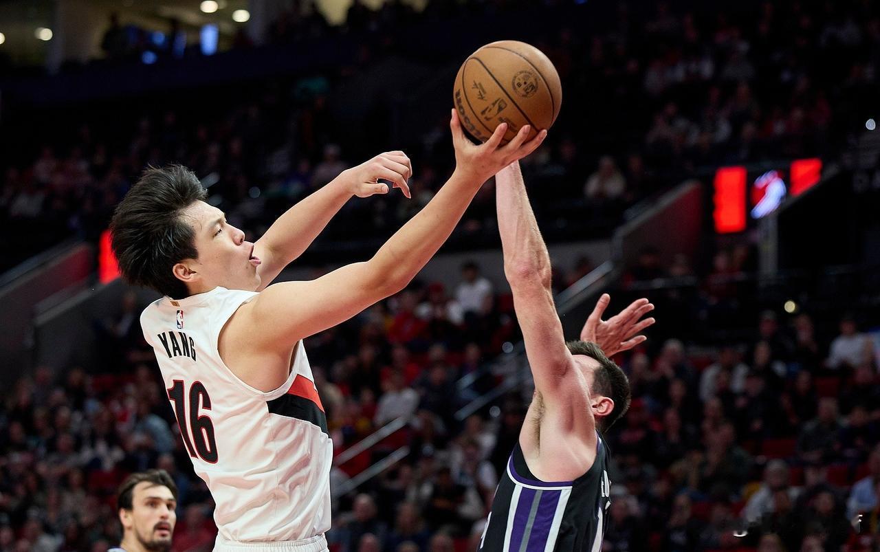 下场再战勇士，杨瀚森要把失去的颜面重新夺回来！
杨瀚森的第一场NBA季前赛比赛就