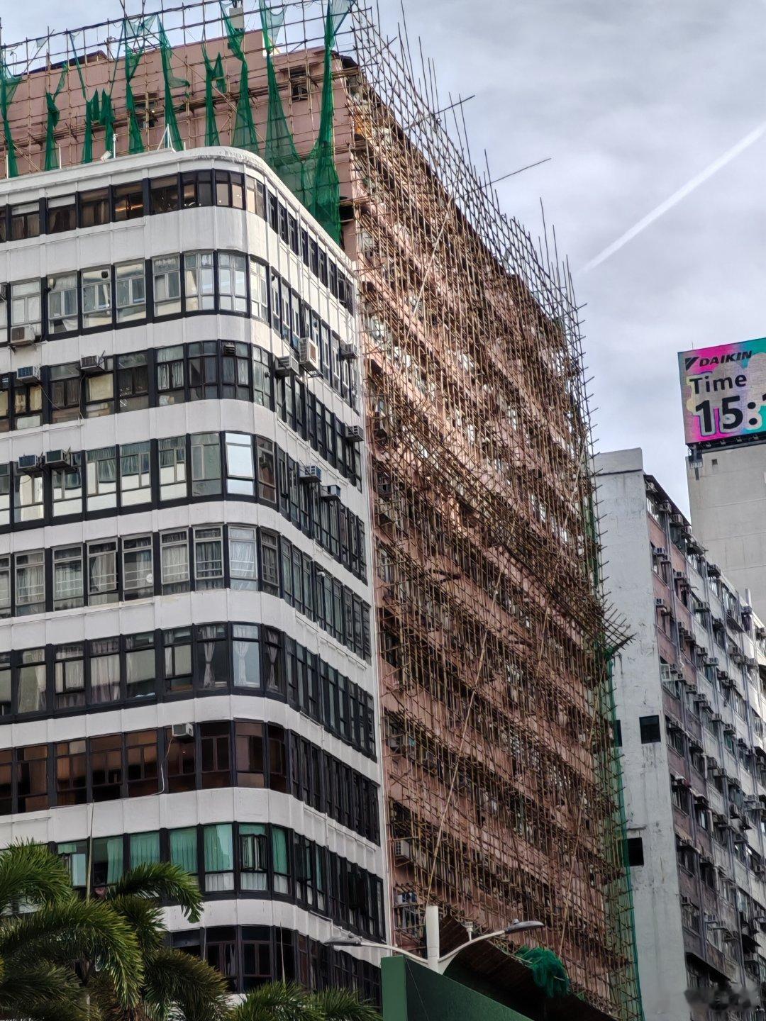 香港火灾已有75人遇难今天在尖沙咀还看到不少这样的竹子搭起来的。。。 