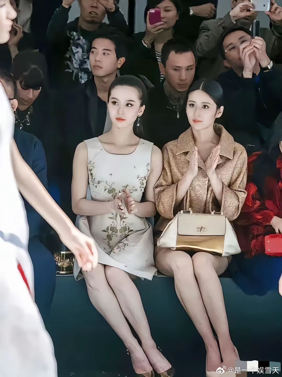 我的妈呀！被刘诗诗旁边的美女惊艳到了，这五官这气质太完美了，完全可以和刘诗诗相媲