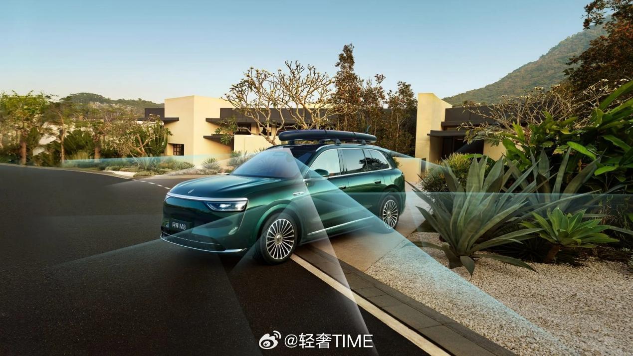 问界M8秉承“安全是最大的豪华”理念，以全维安全守护家庭出行。车辆搭载华为乾崑智