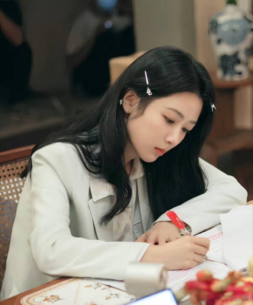 杨紫yz 杨紫董竹君  yz 杨紫玉兰花开君再来遇见你开始眉眼弯弯，星河皆你。春