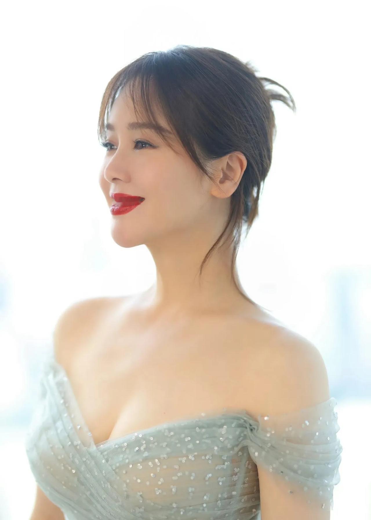 冻龄女神左小青太美了吧！
从体操员转演员，从青涩少女到气场御姐，果真“时光酿的醇