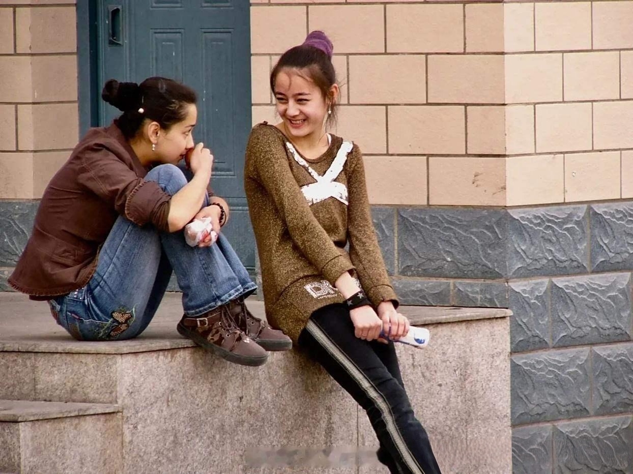 2007年在新疆街头15岁的迪丽热巴，特别的青涩可爱 ​​​