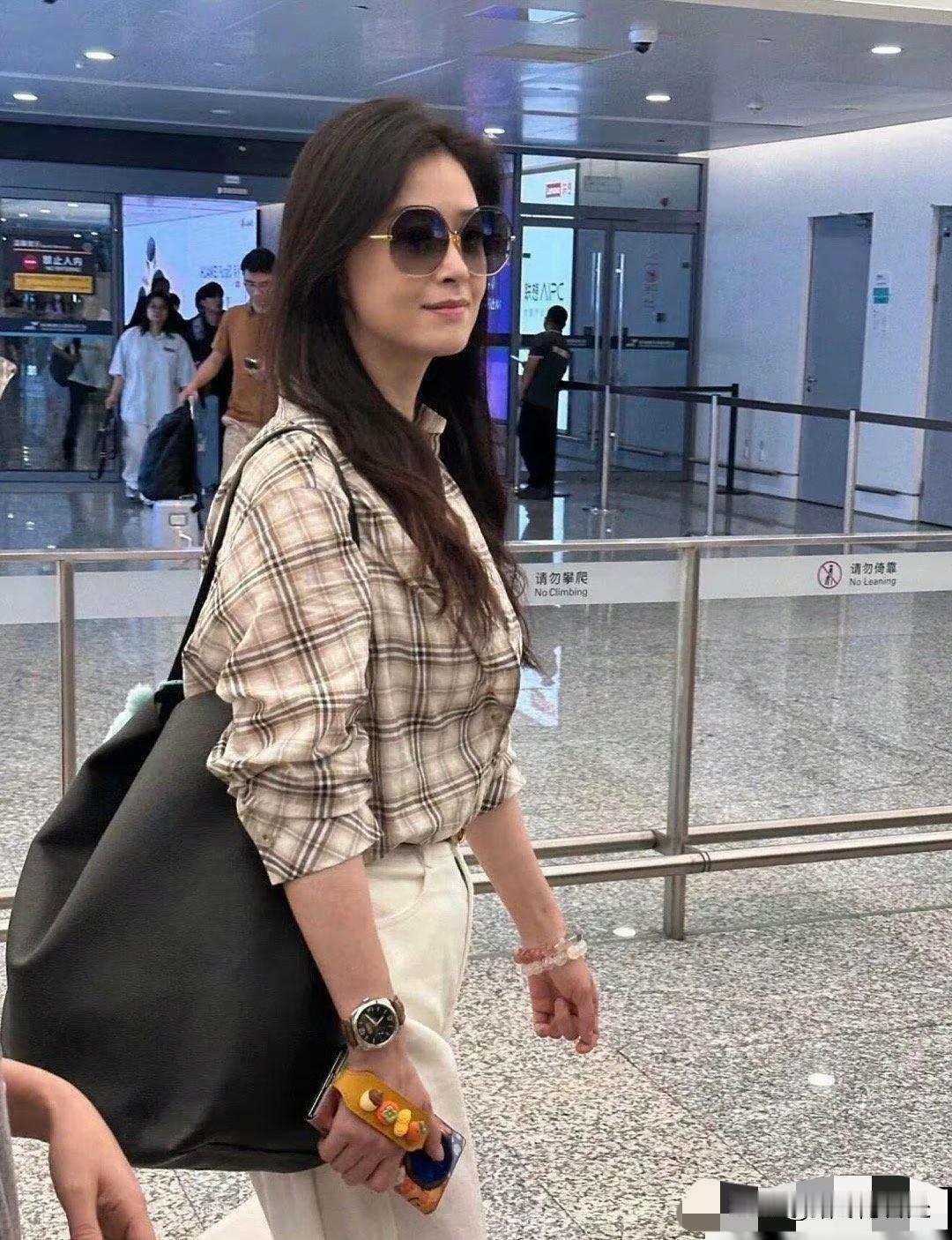 网友在机场偶遇42岁的蒋欣，没了妆造和美颜，她本人状态照样好得没话说！