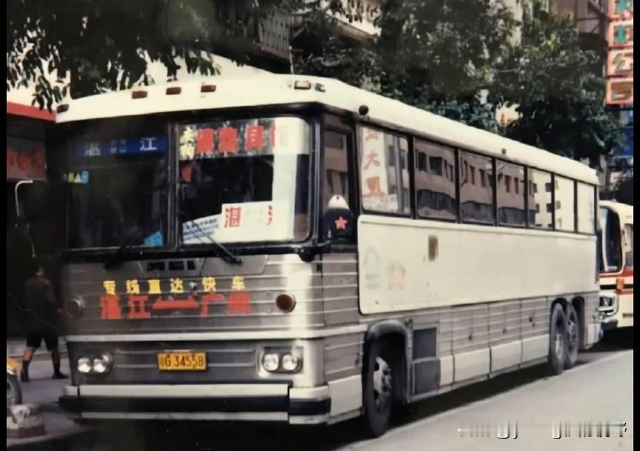 上世纪90年代末和2000年代初期，广东湛江曾经购买了一批美国的灰狗客车。与当时