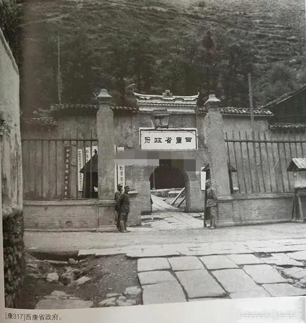 1939年，西康省政府门前，一张罕见的留影，这种景象估计让许多人都会感到惊讶，这