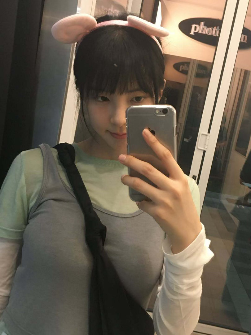 申帅贤  🖤申帅贤 此女是对镜自拍的神 