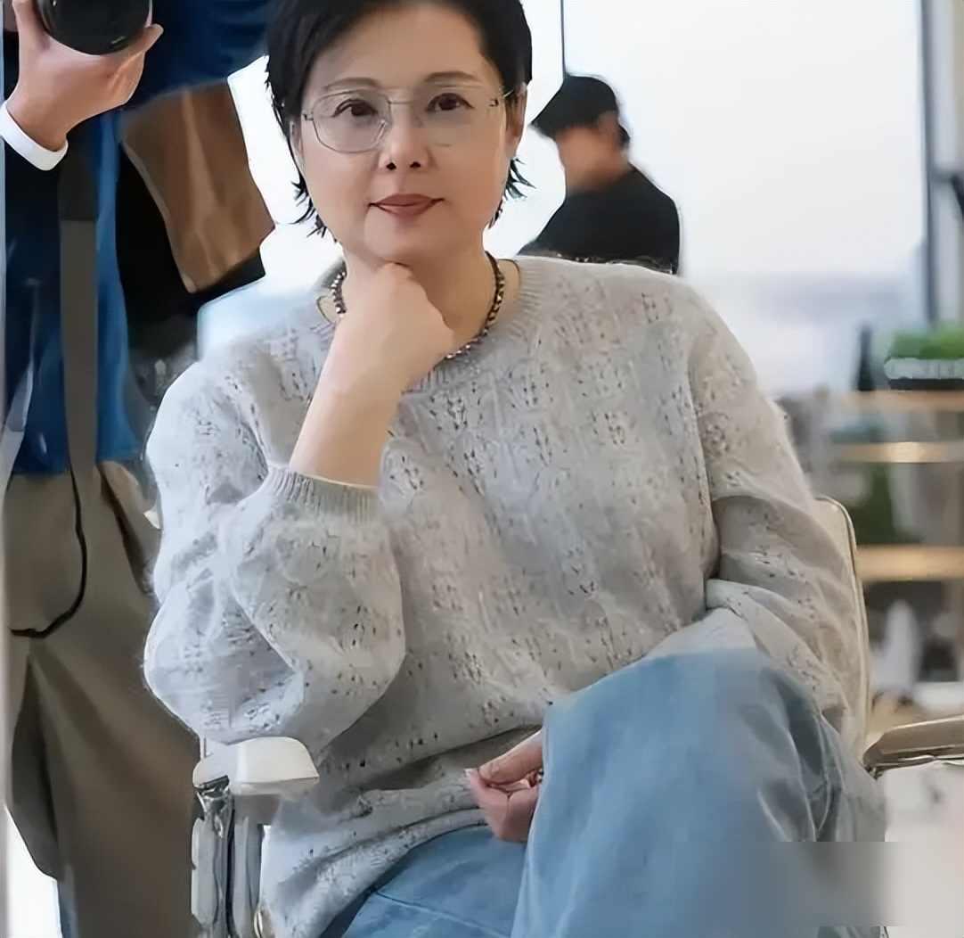袁立发福后突然被夸美，偷狗旧事再被翻，公益路上她到底在坚持什么？
最近网上又在讨