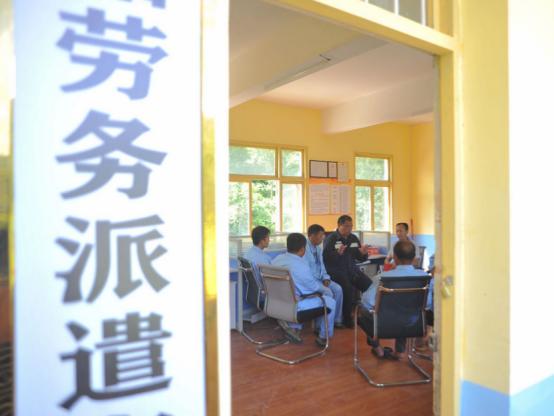 劳务派遣制度终于要被端掉了？
政协委员怒批：这种把人当皮球踢的中间商机制必须废止