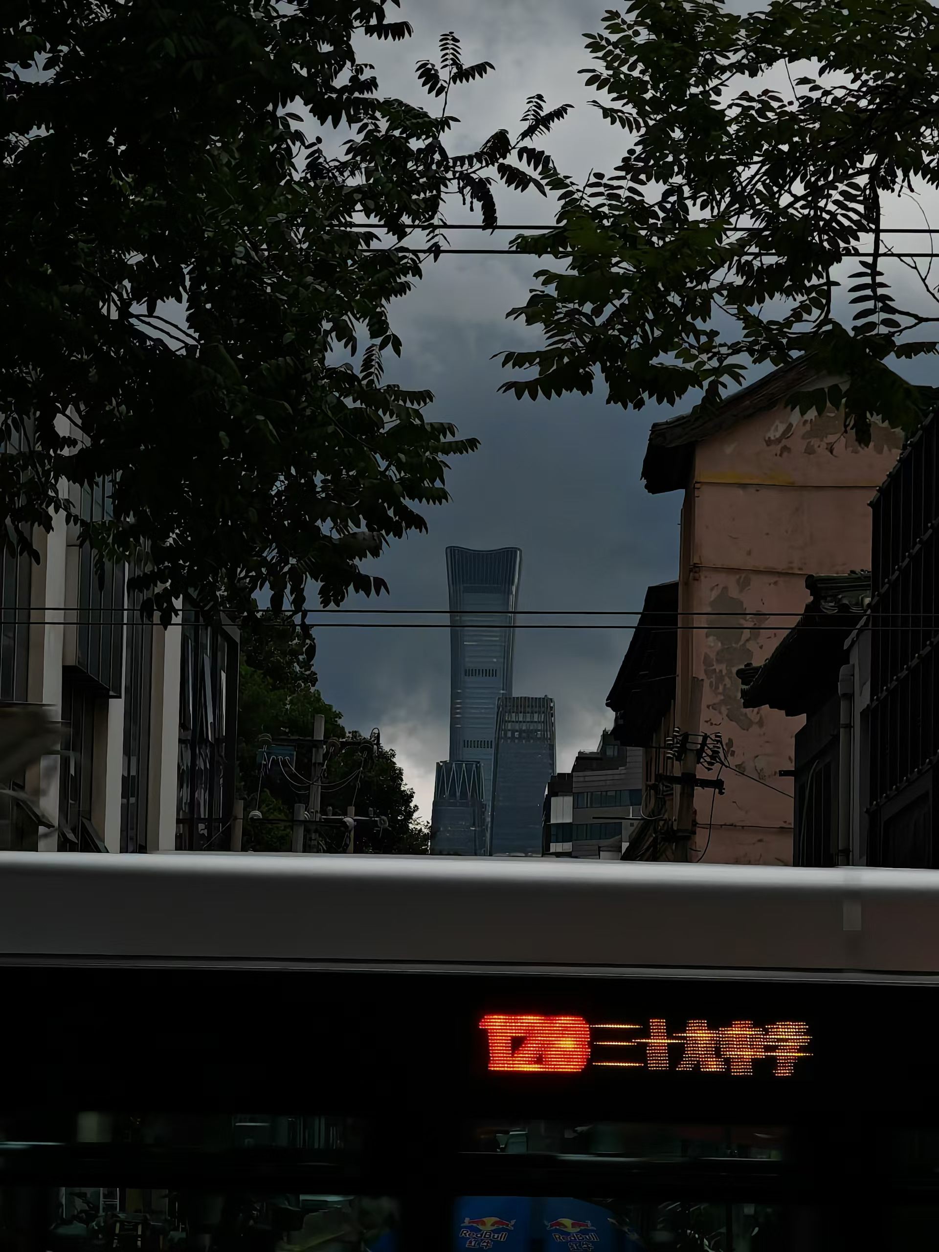 老天爷的脸色阴沉地滴出了水吓得去往三十九中学的128路公交车都跑出了残影。热血大
