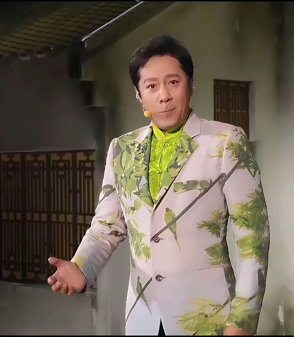 绿色衬衣，花色西装，越看越像“大妈”！ 