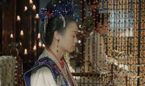 刚还是垂帘听政的蒙古太后，转眼就被剥光衣服扔进河里淹死。这位倒霉的女人叫海迷失，